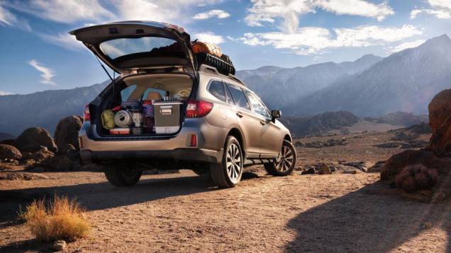 A versão 2015 traz um spoiler montado na traseira. | <a href="https://quatrorodas.abril.com.br/noticias/saloes/new-york-2014/subaru-revela-outback-2015-nova-york-780160.shtml" rel="migration">Leia mais</a>