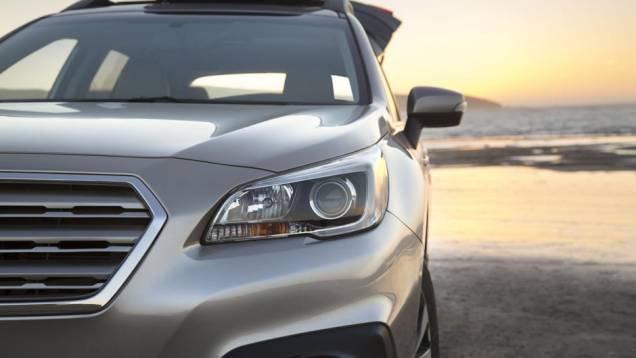 Detalhes da frente do Outback. | <a href="https://quatrorodas.abril.com.br/noticias/saloes/new-york-2014/subaru-revela-outback-2015-nova-york-780160.shtml" rel="migration">Leia mais</a>