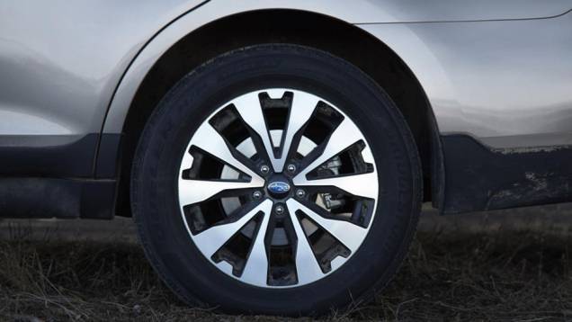 Rodas de liga leve de 17 ou 18 polegadas estão presentes no veículo. | <a href="https://quatrorodas.abril.com.br/noticias/saloes/new-york-2014/subaru-revela-outback-2015-nova-york-780160.shtml" rel="migration">Leia mais</a> Rodas de liga leve de 17 ou 18 polegadas estão presentes no veículo. | <a href="https://quatrorodas.abril.com.br/noticias/saloes/new-york-2014/subaru-revela-outback-2015-nova-york-780160.shtml" rel="migration">Leia mais</a>