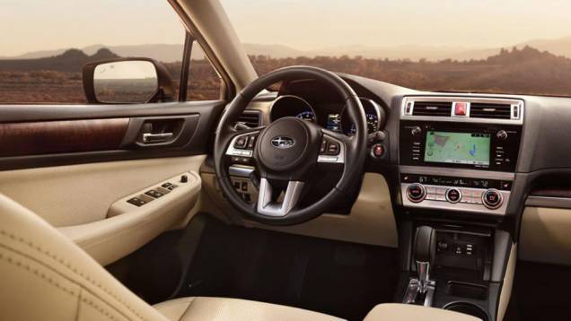 A versão Premium contempla os proprietários com um assento e volante revestido de couro. | <a href="https://quatrorodas.abril.com.br/noticias/saloes/new-york-2014/subaru-revela-outback-2015-nova-york-780160.shtml" rel="migration">Leia mais</a>