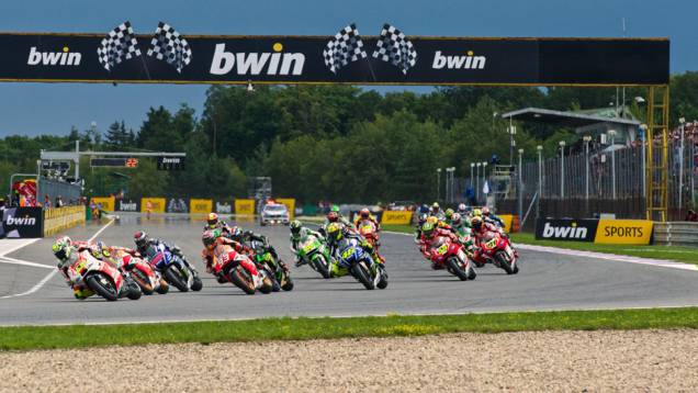 Na largada as Ducatis pularam para primeiro e segundo. | <a href="https://quatrorodas.abril.com.br/moto/noticias/pedrosa-quebra-invencibilidade-marquez-797037.shtml" rel="migration">Leia mais</a> Na largada as Ducatis pularam para primeiro e segundo. | <a href="https://quatrorodas.abril.com.br/moto/noticias/pedrosa-quebra-invencibilidade-marquez-797037.shtml" rel="migration">Leia mais</a>