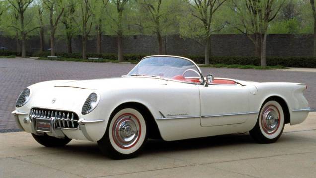 1953: revelado no show itinerante Motorama, o Corvette foi lançado com um motor de seis cilindros em linha e só 150 cv. Com carroceria de fibra de vidro, ele lançou a moda dos pára-brisas envolventes junto ao Cadillac Eldorado