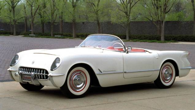 1953: revelado no show itinerante Motorama, o Corvette foi lançado com um motor de seis cilindros em linha e só 150 cv. Com carroceria de fibra de vidro, ele lançou a moda dos pára-brisas envolventes junto ao Cadillac Eldorado 1953: revelado no show itinerante Motorama, o Corvette foi lançado com um motor de seis cilindros em linha e só 150 cv. Com carroceria de fibra de vidro, ele lançou a moda dos pára-brisas envolventes junto ao Cadillac Eldorado