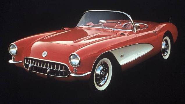 1957: o primeiro V8 veio em 1955, um ano antes dos faróis sem grade ressaltados, As lanternas perdiam seu ressalto e as laterais vinham em dois tons. Na foto, um exemplar 1957, quando injeção de combustível passou a ser opcional