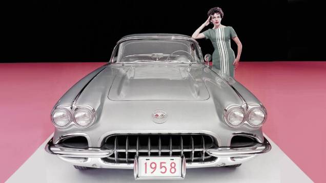 1958: as feições definitivas da primeira geração do Corvette foram apresentadas em 1958, quando os faróis passaram a ser duplos. O V8 rendia até 290 cv, na versão mais forte. Esse desenho duraria até 1962 1958: as feições definitivas da primeira geração do Corvette foram apresentadas em 1958, quando os faróis passaram a ser duplos. O V8 rendia até 290 cv, na versão mais forte. Esse desenho duraria até 1962