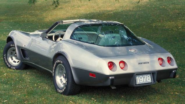 1978: no aniversário de 25 anos do modelo, a série especial Silver Anniversary marcou a chegada de uma nova traseira, com vidro envolvente e extremidade inclinada, dando vida extra à geração mais longeva do Corvette 1978: no aniversário de 25 anos do modelo, a série especial Silver Anniversary marcou a chegada de uma nova traseira, com vidro envolvente e extremidade inclinada, dando vida extra à geração mais longeva do Corvette