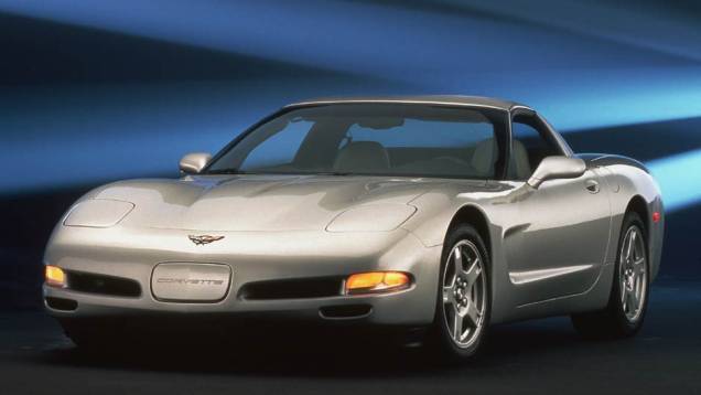 1997: o desenho suavizado por curvas da quinta geração não revelava mudanças profundas na mecânica. A transmissão foi para o eixo traseiro, na busca de melhor distribuição de peso. Um novo V8 entregava 345 cv 1997: o desenho suavizado por curvas da quinta geração não revelava mudanças profundas na mecânica. A transmissão foi para o eixo traseiro, na busca de melhor distribuição de peso. Um novo V8 entregava 345 cv