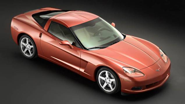 2005: agora com faróis fixos, o desenho manteve a identidade geral do Corvette. Disponível desde 1968, o V8 de 5.7 litros deu lugar a um de 6.0 litros e 400 cv. O esportivo ia de 0 a 96 km/h em 4,2 s e chegava a 298 km/h