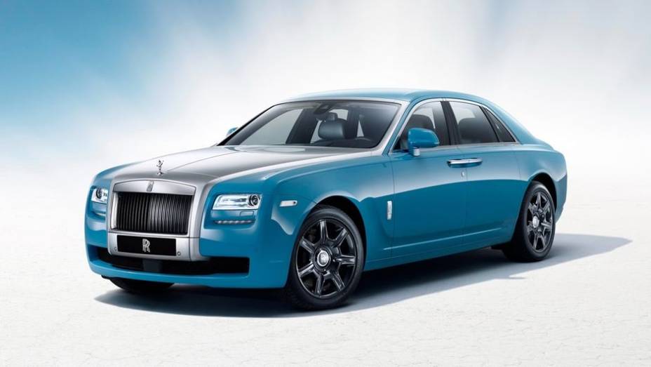 A pintura da carroceria, em dois tons (azul-claro e prata), também remete ao carro de Redley | <a href="https://quatrorodas.abril.com.br/saloes/xangai/2013/rolls-royce-ghost-alpine-trial-centenary-collection-738955.shtml" rel="migration">Leia mais</a>