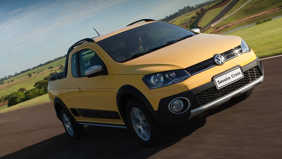Depois de Gol e Voyage, agora &eacute; a Saveiro que est&aacute; de cara nova. Esta &eacute; a vers&atilde;o top Cross, mas antes vamos conhecer as outras op&ccedil;&otilde;es da linha | <a href="https://quatrorodas.abril.com.br/carros/lancamentos/vw-saveiro-2014-738896.shtml" rel="migration">Leia mais</a>