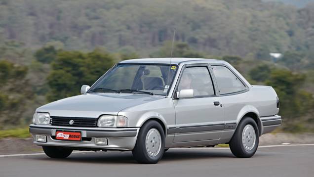 VW Apollo: um dos símbolos da aliança Autolatina (firmada entre Ford e Volkswagen), o sedã era essencialmente um Ford Verona com os logotipos da empresa alemã; resistiu até 1992