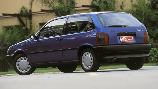 Fiat Tipo: fenômeno de vendas de 1993 a 1996, começou sua queda ao virar nacional; apesar do status de ser o primeiro brasileiro com airbag, caiu em desgraça após vários casos de incêndios e dois recalls Fiat Tipo: fenômeno de vendas de 1993 a 1996, começou sua queda ao virar nacional; apesar do status de ser o primeiro brasileiro com airbag, caiu em desgraça após vários casos de incêndios e dois recalls