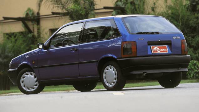 Fiat Tipo: fenômeno de vendas de 1993 a 1996, começou sua queda ao virar nacional; apesar do status de ser o primeiro brasileiro com airbag, caiu em desgraça após vários casos de incêndios e dois recalls