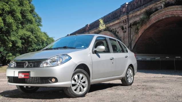 Renault Symbol: vendido de 2009 a 2013,era anunciado como um sedã compacto mais requintado, mas não passava de uma evolução do antigo Clio Sedan