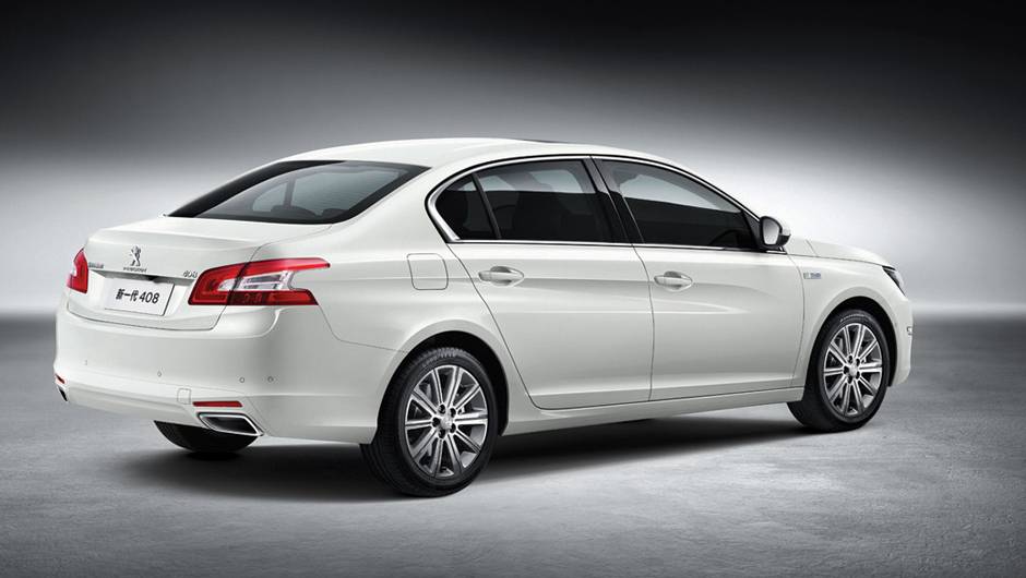 A traseira ficou mais elegante com as novas lanternas. | <a href="https://quatrorodas.abril.com.br/noticias/saloes/pequim-2014/peugeot-408-sedan-tem-primeira-informacoes-reveladas-780044.shtml" rel="migration">Leia mais</a>