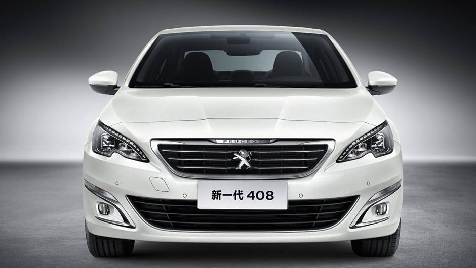 A frente tem novos far&oacute;is e grade. | <a href="https://quatrorodas.abril.com.br/noticias/saloes/pequim-2014/peugeot-408-sedan-tem-primeira-informacoes-reveladas-780044.shtml" rel="migration">Leia mais</a>