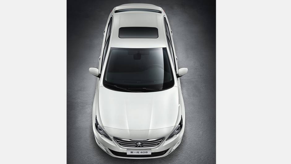 O ve&iacute;culo ser&aacute; oferecido com tr&ecirc;s motoriza&ccedil;&otilde;es: 1.6 aspirado com 117 cv, 1.8 de 140 cv e o j&aacute; conhecido 1.6 turbo (chamado de THP), com 165 cv. | <a href="https://quatrorodas.abril.com.br/noticias/saloes/pequim-2014/peugeot-408-sedan-tem-primeira-informaco" rel="migration"></a>