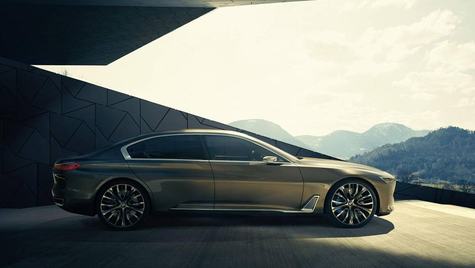 O chassi &eacute; revestido de elementos de fibra de carbono e alum&iacute;nio refor&ccedil;ado. | <a href="https://quatrorodas.abril.com.br/noticias/saloes/pequim-2014/bmw-apresentara-conceito-estudo-design-780054.shtml" rel="migration">Leia mais</a>