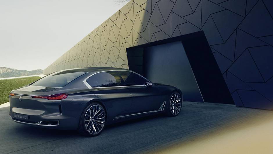 A traseira &eacute; tomada por um grande para-choque com linhas limpas e lanternas esguias de OLED. | <a href="https://quatrorodas.abril.com.br/noticias/saloes/pequim-2014/bmw-apresentara-conceito-estudo-design-780054.shtml" rel="migration">Leia mais</a>