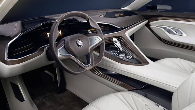 O interior contém três displays... | <a href="https://quatrorodas.abril.com.br/noticias/saloes/pequim-2014/bmw-apresentara-conceito-estudo-design-780054.shtml" rel="migration">Leia mais</a> O interior contém três displays... | <a href="https://quatrorodas.abril.com.br/noticias/saloes/pequim-2014/bmw-apresentara-conceito-estudo-design-780054.shtml" rel="migration">Leia mais</a>