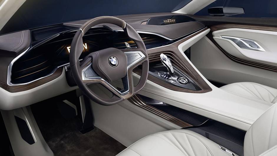 O interior cont&eacute;m tr&ecirc;s displays... | <a href="https://quatrorodas.abril.com.br/noticias/saloes/pequim-2014/bmw-apresentara-conceito-estudo-design-780054.shtml" rel="migration">Leia mais</a>