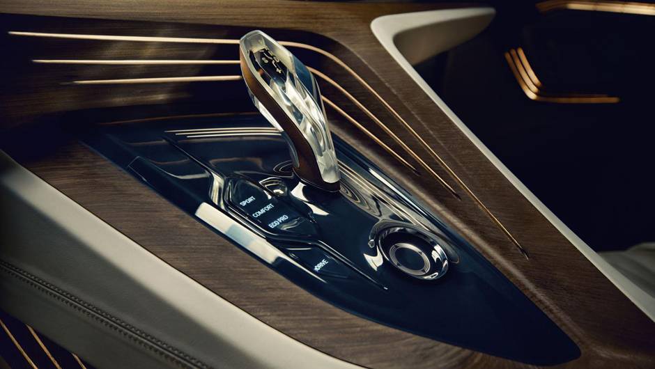 Detalhe da manopla de c&acirc;mbio. | <a href="https://quatrorodas.abril.com.br/noticias/saloes/pequim-2014/bmw-apresentara-conceito-estudo-design-780054.shtml" rel="migration">Leia mais</a>
