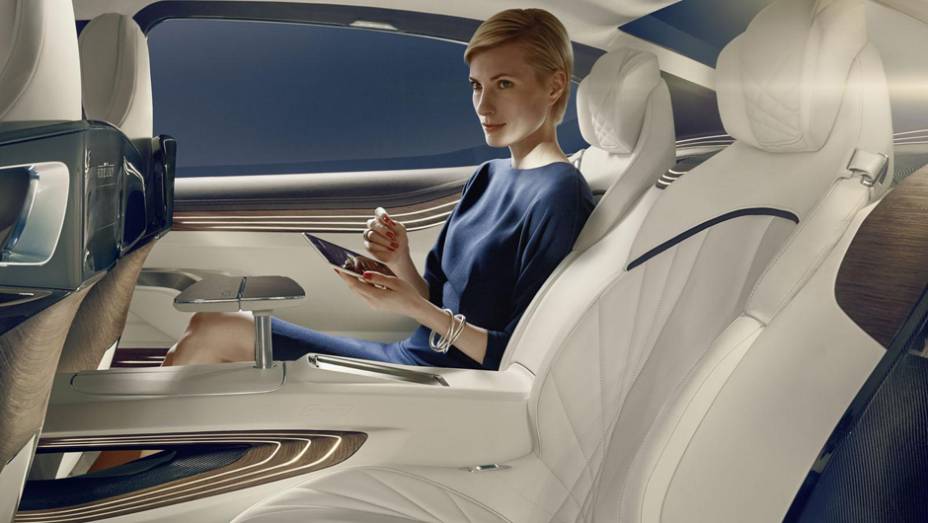 Os passageiros do banco de trás contam com duas telas e um tablet. | <a href="https://quatrorodas.abril.com.br/noticias/saloes/pequim-2014/bmw-apresentara-conceito-estudo-design-780054.shtml" rel="migration">Leia mais</a>