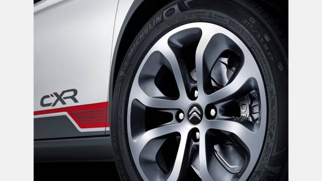 Tem rodas de liga leve aro 17 e pneus de uso misto. | <a href="https://quatrorodas.abril.com.br/noticias/saloes/pequim-2014/citroen-revela-conceito-c-xr-780309.shtml" rel="migration">Leia mais</a> Tem rodas de liga leve aro 17 e pneus de uso misto. | <a href="https://quatrorodas.abril.com.br/noticias/saloes/pequim-2014/citroen-revela-conceito-c-xr-780309.shtml" rel="migration">Leia mais</a>