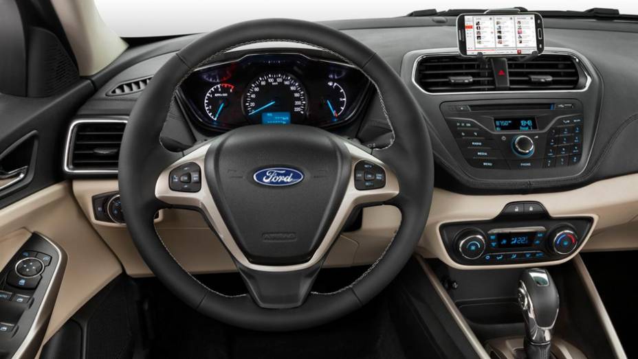 Entre os itens de série, o sedã traz seis airbags. | <a href="https://quatrorodas.abril.com.br/noticias/saloes/pequim-2014/ford-escort-esta-volta-modelo-sera-apresentado-pequim-779651.shtml" rel="migration">Leia mais</a>