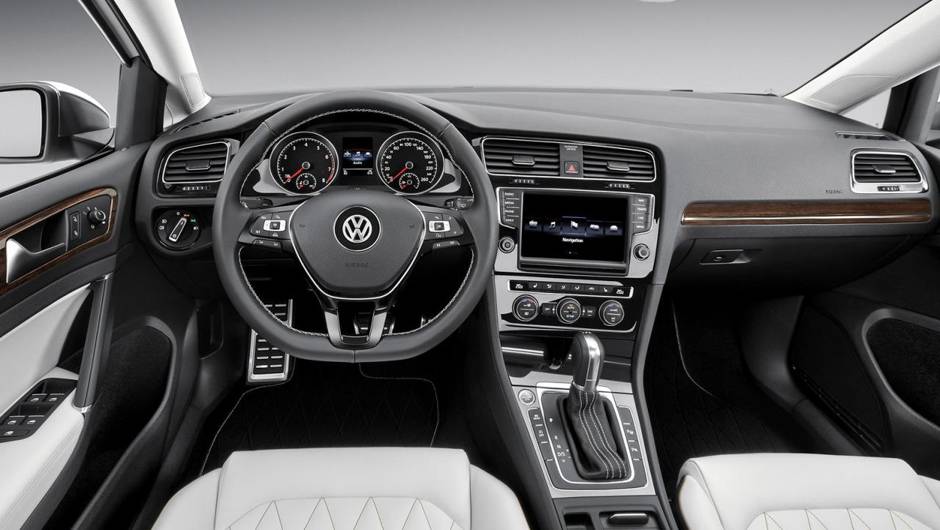 Ve&iacute;culo tem rodas de 20 polegadas com pneus 245/40 e escapamento duplo cromado. | <a href="https://quatrorodas.abril.com.br/noticias/saloes/pequim-2014/conceito-volkswagen-new-midsize-coupe-sera-revelado-pequim-780074.shtml" rel="migration">Leia mais</a>
