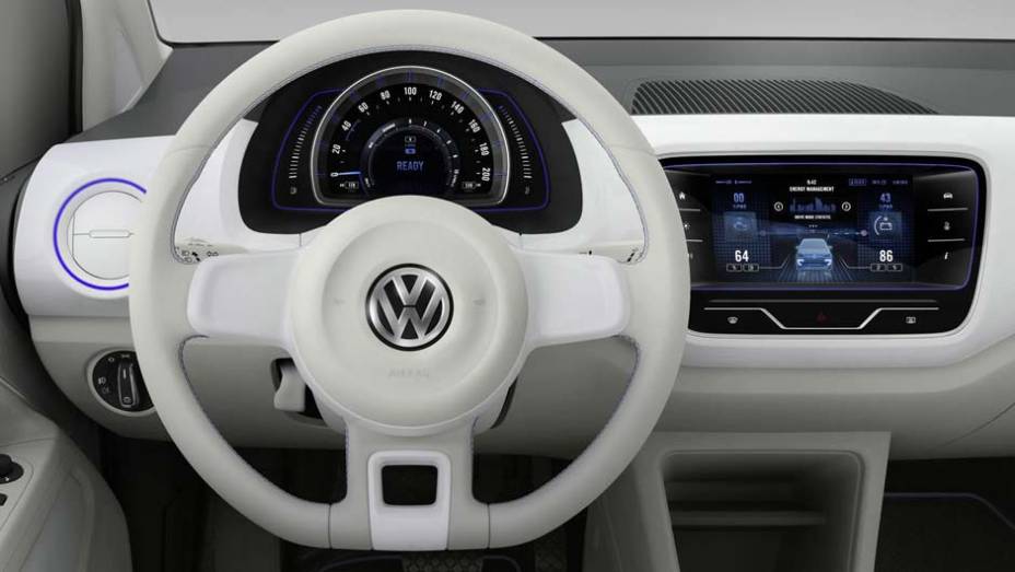 O interior é bastante espartano e traz apenas as informações essenciais | <a href="https://quatrorodas.abril.com.br/noticias/saloes/toquio-2013/volkswagen-anuncia-twin-up-concept-759580.shtml" rel="migration">Leia mais</a>