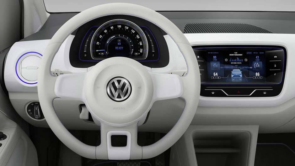 O interior &eacute; bastante espartano e traz apenas as informa&ccedil;&otilde;es essenciais | <a href="https://quatrorodas.abril.com.br/noticias/saloes/toquio-2013/volkswagen-anuncia-twin-up-concept-759580.shtml" rel="migration">Leia mais</a>