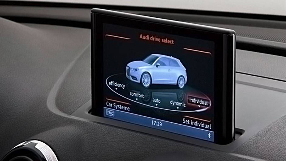 Sistema permite saber a dist&acirc;ncia em rela&ccedil;&atilde;o ao carro da frente | <a href="https://quatrorodas.abril.com.br/saloes/genebra/2012/audi-a3-678626.shtml" rel="migration">Leia mais</a>