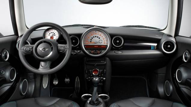 Interior possui revestimento em couro e pedais esportivos Interior possui revestimento em couro e pedais esportivos