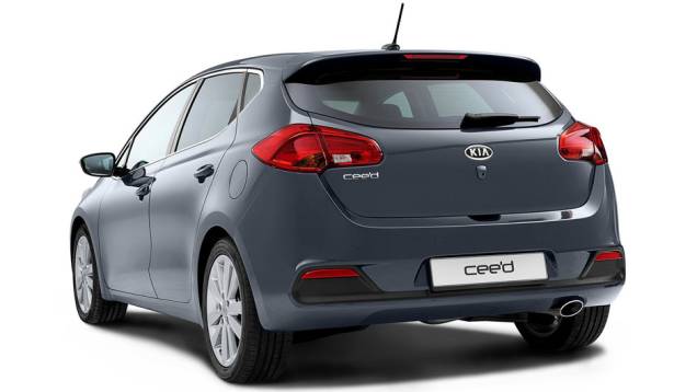 Interior prima pela esportividade | <a href="https://quatrorodas.abril.com.br/saloes/genebra/2012/kia-cee-d-678503.shtml" rel="migration">Leia mais</a>