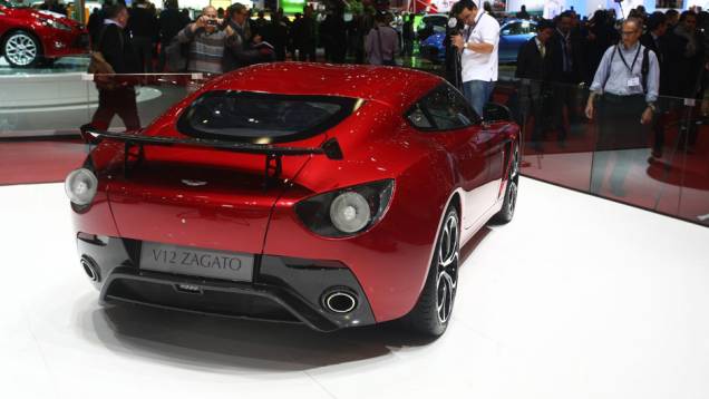 Aston Martin V12 Zagato <a href="https://quatrorodas.abril.com.br/saloes/genebra/2012/aston-martin-v12-zagato-678362.shtml" target="_blank" rel="migration">Leia mais</a>