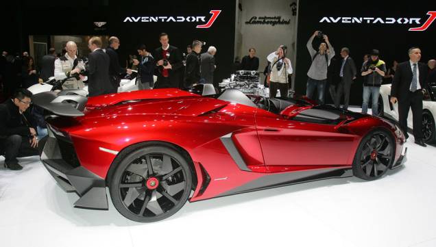 Lamborghini Aventador J <a href="https://quatrorodas.abril.com.br/saloes/genebra/2012/lamborghini-aventador-j-678627.shtml" target="_blank" rel="migration">Leia mais</a>