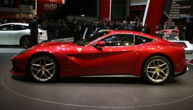 Ferrari F12 Berlinetta <a href="https://quatrorodas.abril.com.br/saloes/genebra/2012/ferrari-f12berlinetta-678494.shtml" target="_blank" rel="migration">Leia mais</a>