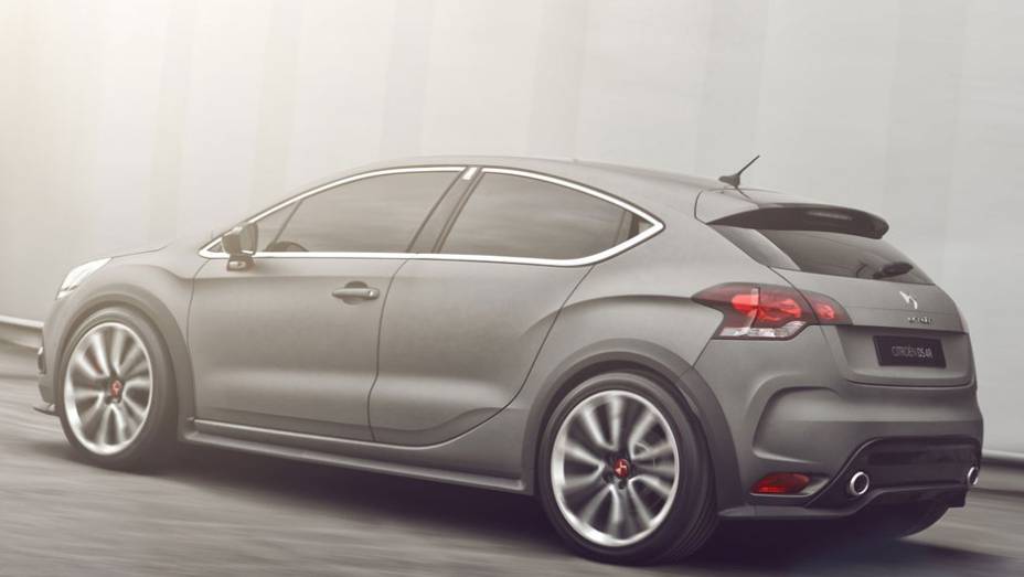 Carro conta com aerofólio e difusor traseiro | <a href="https://quatrorodas.abril.com.br/saloes/genebra/2012/citroen-ds4-racing-concept-678493.shtml" rel="migration">Leia mais</a>