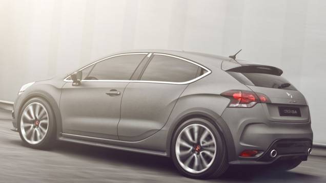 Carro conta com aerofólio e difusor traseiro | <a href="https://quatrorodas.abril.com.br/saloes/genebra/2012/citroen-ds4-racing-concept-678493.shtml" rel="migration">Leia mais</a> Carro conta com aerofólio e difusor traseiro | <a href="https://quatrorodas.abril.com.br/saloes/genebra/2012/citroen-ds4-racing-concept-678493.shtml" rel="migration">Leia mais</a>