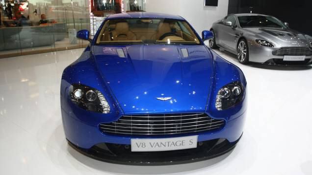 Aston Martin V8 Vantage | <a href="https://quatrorodas.abril.com.br/saloes/genebra/2012/aston-martin-v8-vantage-678482.shtml" rel="migration">Leia mais</a>