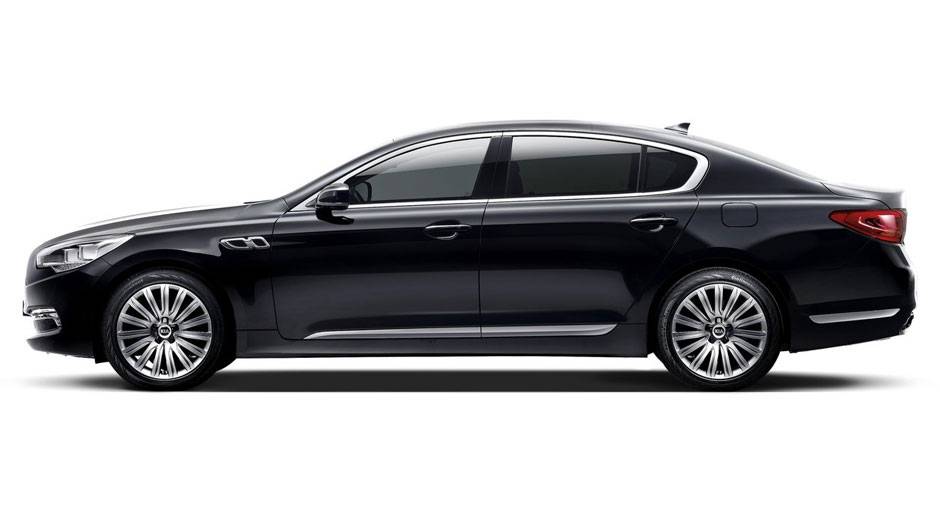 Por fora, o sed&atilde; traz uma grade em H, diferente do adotado em outros carros da marca | <a href="https://quatrorodas.abril.com.br/saloes/genebra/2012/kia-k9-678504.shtml" rel="migration">Leia mais</a>