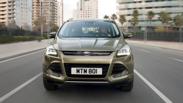 Modelo possui sistema que detecta a presença de outros veículos nos pontos cegos | <a href="https://quatrorodas.abril.com.br/saloes/genebra/2012/ford-kuga-678588.shtml" rel="migration">Leia mais</a>