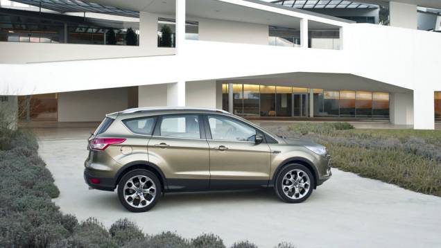 Porta-malas ganhou 82 litros e agora possui 442 litros | <a href="https://quatrorodas.abril.com.br/saloes/genebra/2012/ford-kuga-678588.shtml" rel="migration">Leia mais</a> Porta-malas ganhou 82 litros e agora possui 442 litros | <a href="https://quatrorodas.abril.com.br/saloes/genebra/2012/ford-kuga-678588.shtml" rel="migration">Leia mais</a>