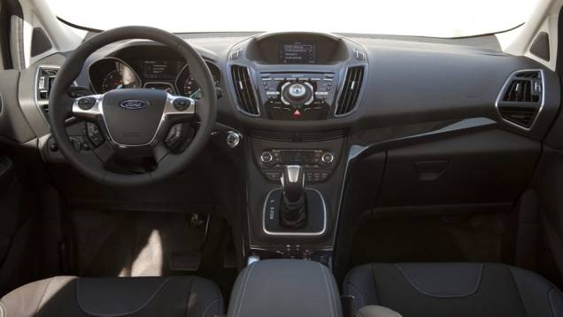 Veículo é equipado com sistema de reconhecimento de comandos de voz | <a href="https://quatrorodas.abril.com.br/saloes/genebra/2012/ford-kuga-678588.shtml" rel="migration">Leia mais</a> Veículo é equipado com sistema de reconhecimento de comandos de voz | <a href="https://quatrorodas.abril.com.br/saloes/genebra/2012/ford-kuga-678588.shtml" rel="migration">Leia mais</a>