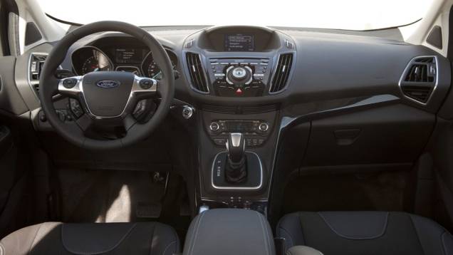 Veículo é equipado com sistema de reconhecimento de comandos de voz | <a href="https://quatrorodas.abril.com.br/saloes/genebra/2012/ford-kuga-678588.shtml" rel="migration">Leia mais</a>