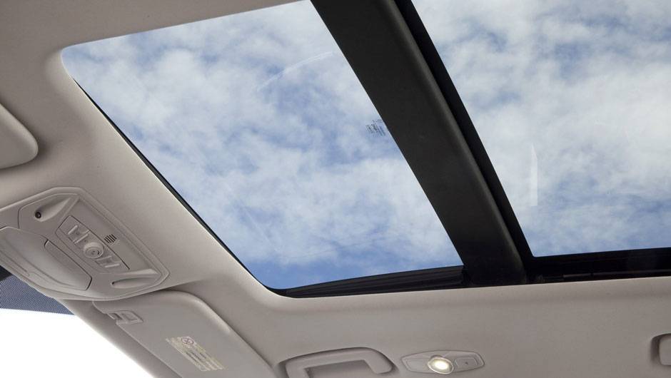 Teto solar d&aacute; mais conforto e luxo ao modelo | <a href="https://quatrorodas.abril.com.br/saloes/genebra/2012/ford-kuga-678588.shtml" rel="migration">Leia mais</a>