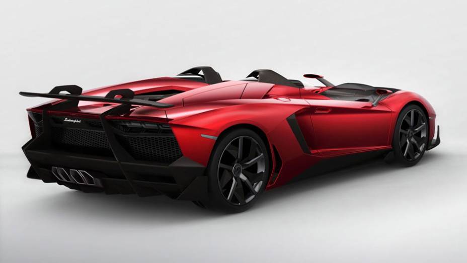 Opção roadster do Aventador é consideravelmente mais leve que a versão cupê | <a href="https://quatrorodas.abril.com.br/saloes/genebra/2012/lamborghini-aventador-j-678627.shtml" rel="migration">Leia mais</a>
