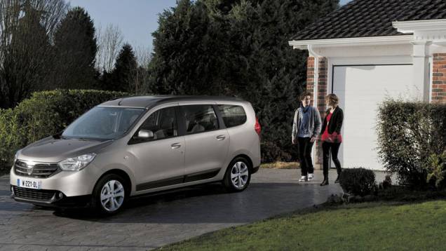 Fabricada pela Dacia, a minivan deve ser vendida aqui pela Renault | <a href="https://quatrorodas.abril.com.br/saloes/genebra/2012/dacia-lodgy-678733.shtml" rel="migration">Leia mais</a>