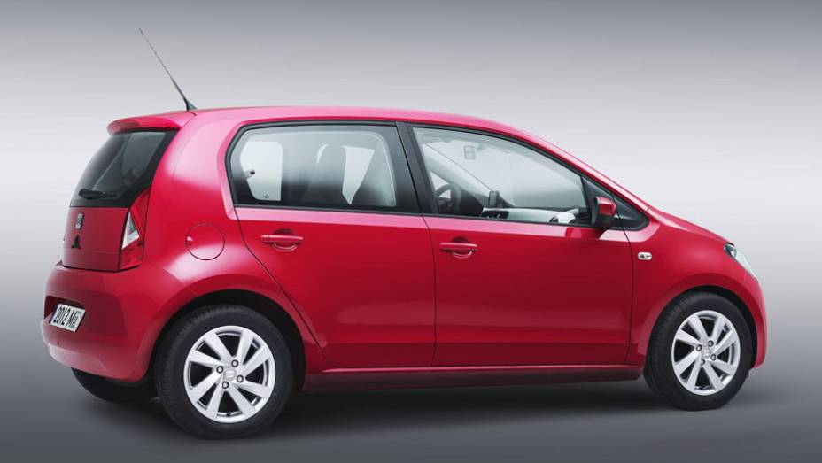 Seu tamanho é de 3.56 m, com distância entre-eixos de 2.42 m | <a href="https://quatrorodas.abril.com.br/saloes/genebra/2012/seat-mii-678790.shtml" rel="migration">Leia mais</a>